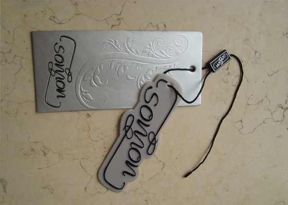 comprare Etichette d'argento su ordinazione dell'indumento ed oscillazione di plastica Hang Tags Manufacturers delle etichette online manufacture