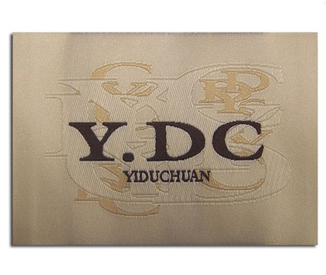 Un buon prezzo. Le etichette tessute su ordinazione ad alta densità del collo etichetta la camicia Logo Fabric Labels For Hats principale in linea