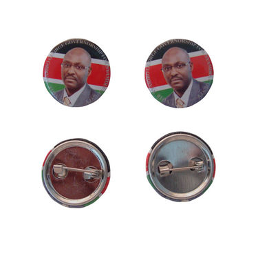 Un buon prezzo. Badge di pin di latta rotondo su misura con retro di sicurezza in linea