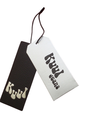 Un buon prezzo. Ha annunciato l'etichetta di carta di marca sui jeans economici Hang Tags Glossy Lamination dei vestiti in linea