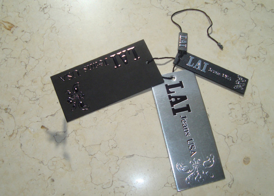 Un buon prezzo. Le etichette su ordinazione di lusso Hang Tags Printing Emboss Black dell'abbigliamento sventano timbrando il logo in linea
