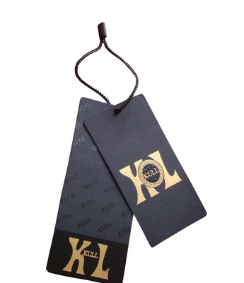 Un buon prezzo. Le etichette stampate su ordinazione dell'abbigliamento incartano la stagnola di oro ricoprente UV dei Hangtags che timbra il logo in linea