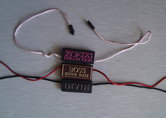 Un buon prezzo. Auto che chiude le etichette a chiave di plastica di nome dell'indumento dei ganci di Hang Tags Fastener Plastic Tag della guarnizione in linea