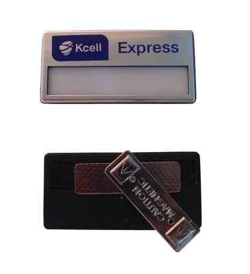 Un buon prezzo. Etichetta del nome magnetica d'argento personalizzata ️ distintivo resistente e riutilizzabile con logo e finestra inserita in linea