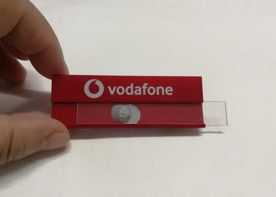 Un buon prezzo. Etichette di nome personalizzate in lega di alluminio con logo Vodafone Stampa di distintivi di nome metallici per dipendenti in linea